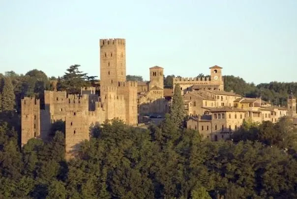 Refurbished 3 Bedroom Farmhouse In Emilia Piacenza