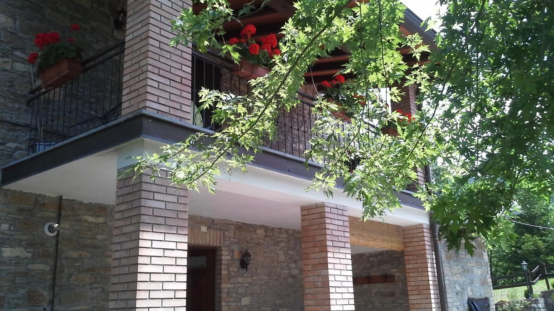 Refurbished 3 Bedroom Farmhouse In Emilia Piacenza